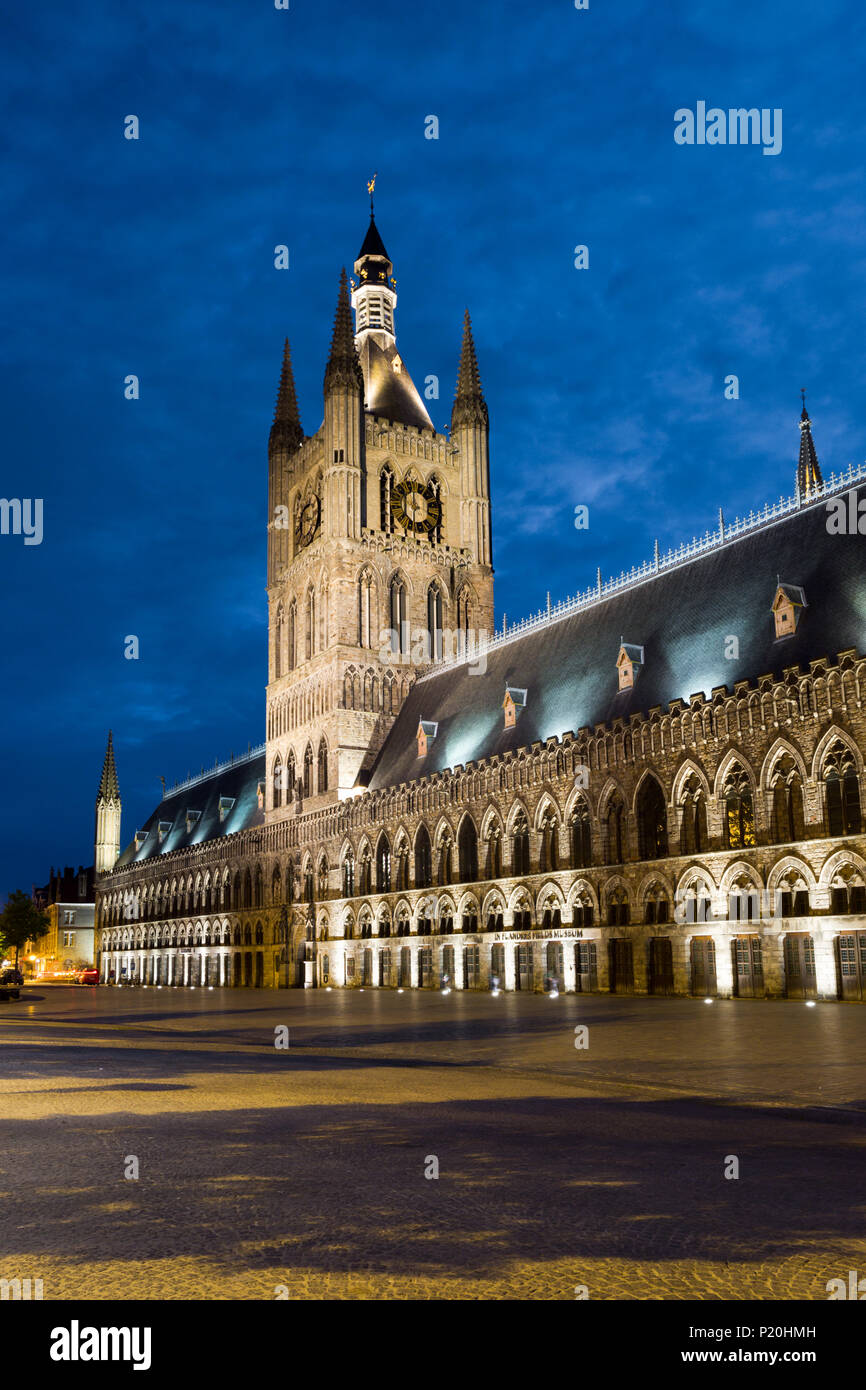 Il panno Hall, Ypres, Belgio, di notte illuminato Foto Stock