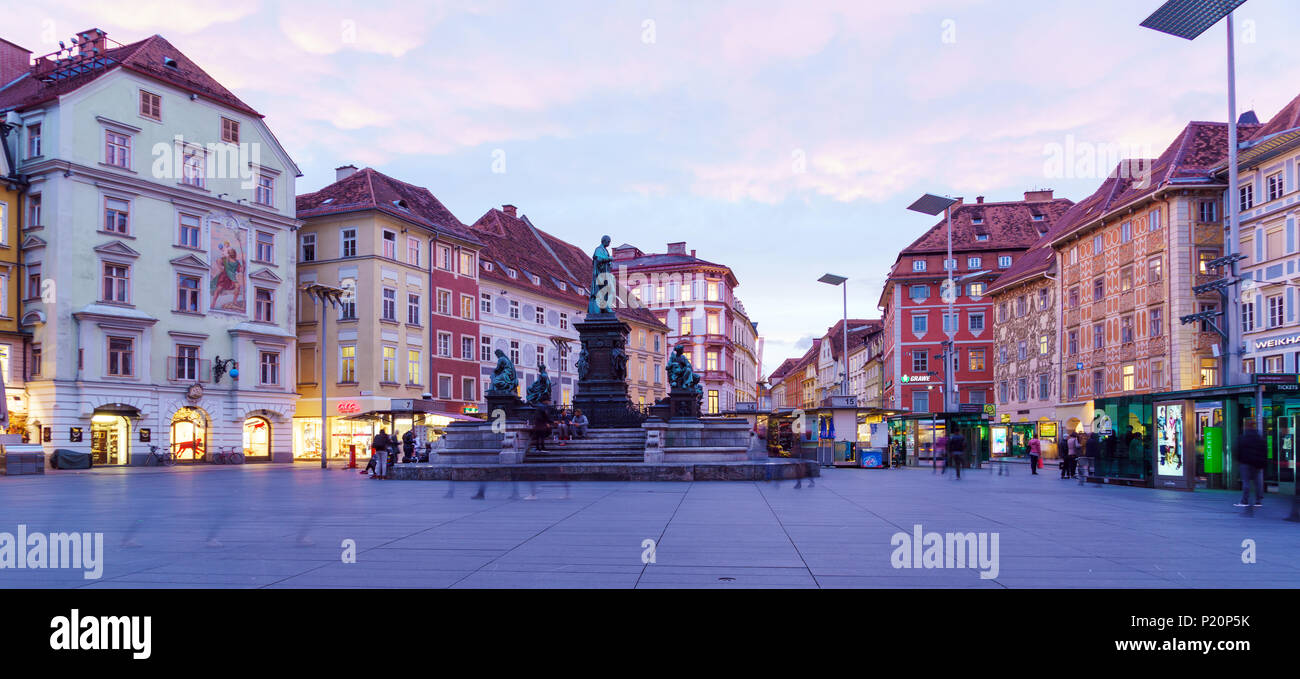Graz, Austria - 23 Ottobre 2017: case sul panorama Hauptplatz e Erzherzog Johann Brunnen (1893) di notte Foto Stock