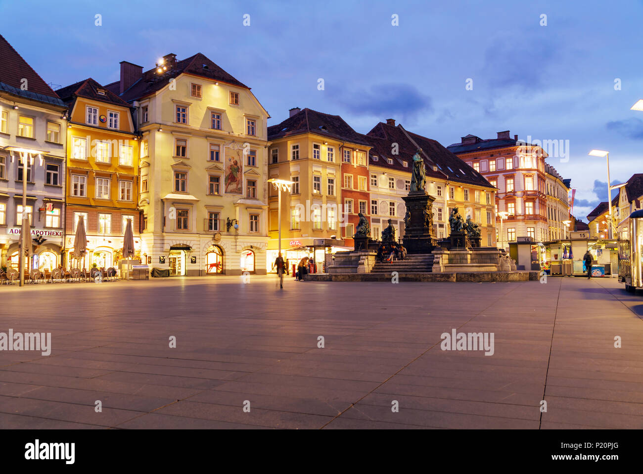 Graz, Austria - 23 Ottobre 2017: case sul panorama Hauptplatz e Erzherzog Johann Brunnen (1893) di notte Foto Stock