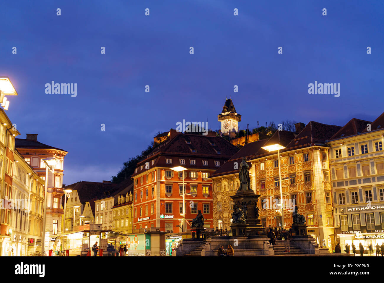 Graz, Austria - 23 Ottobre 2017: lo Schlossberg o la Collina del Castello con la torre dell orologio Uhrturm di notte Foto Stock