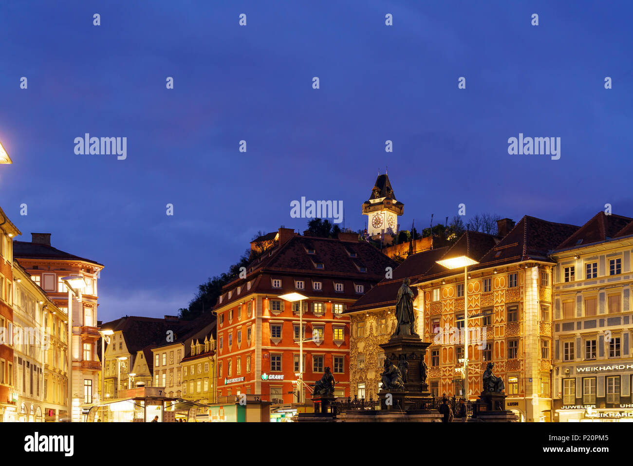 Graz, Austria - 23 Ottobre 2017: lo Schlossberg o la Collina del Castello con la torre dell orologio Uhrturm di notte Foto Stock