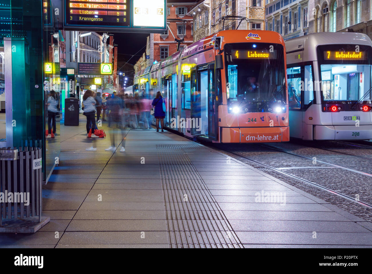 Graz, Austria - 23 Ottobre 2017: Arresto del moderno tram elettrico sulla Herrengasse città vecchia strada di notte Foto Stock