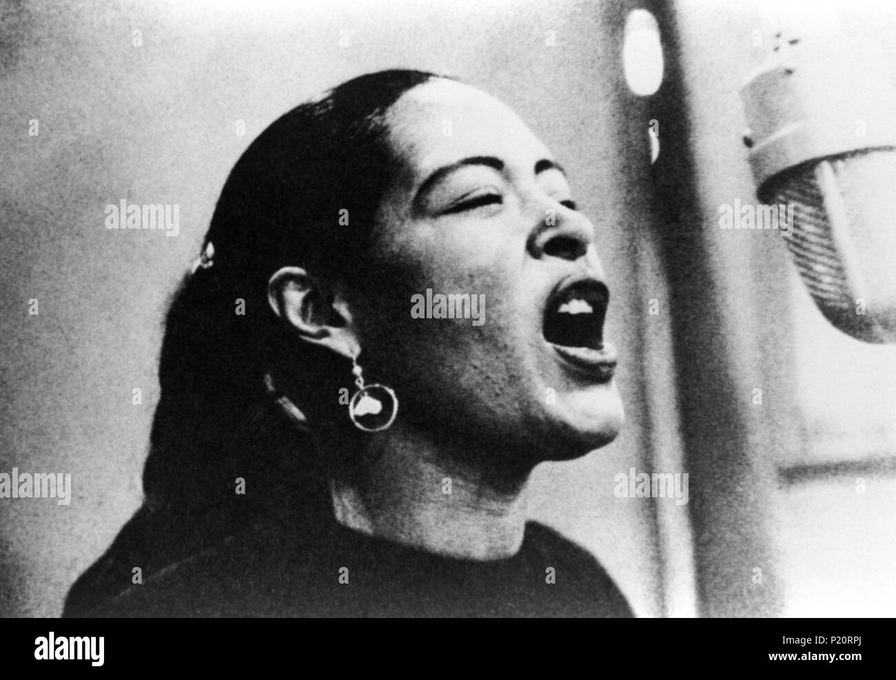 Vocalist americano Billie Holiday durante una sessione di registrazione per la Columbia Records. New York, 1957. Foto Stock