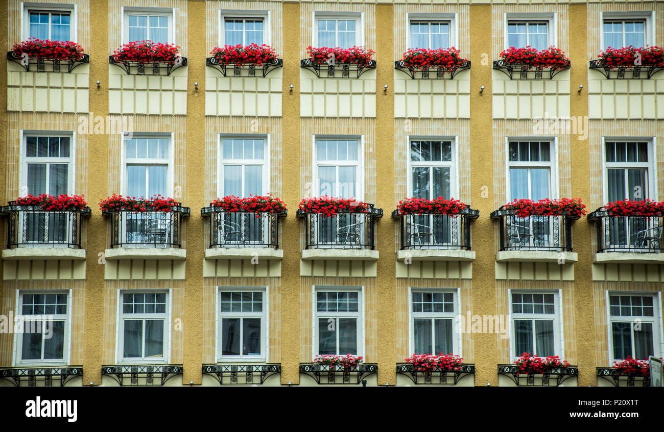 Finestre di un hotel in una fila, vista da davanti, senza persone Foto Stock
