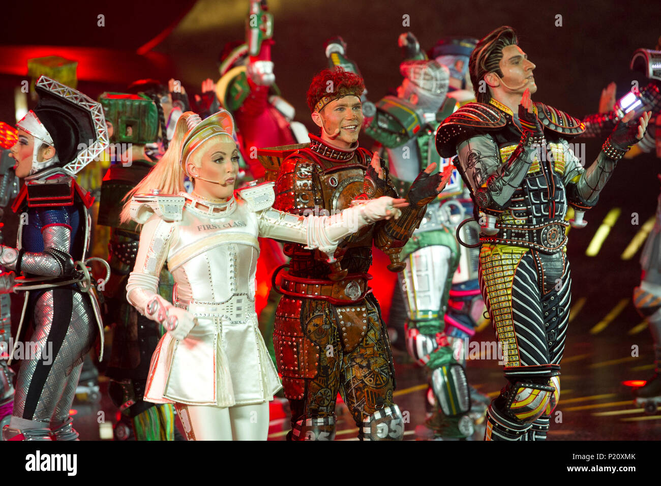 Bochum, Deutschland. 12 Giugno, 2018. 'Pearl' e 'ruggine', scena dall'aggiunta del musical Starlight Express, finale applausi, standing ovation, tappeto rosso, tappeto rosso mostra, Jubilaeum 30 anni Musical Starlight Express a Bochum, Starlight Express teatro a Bochum, 12.06.2018. | Utilizzo di credito in tutto il mondo: dpa/Alamy Live News Foto Stock