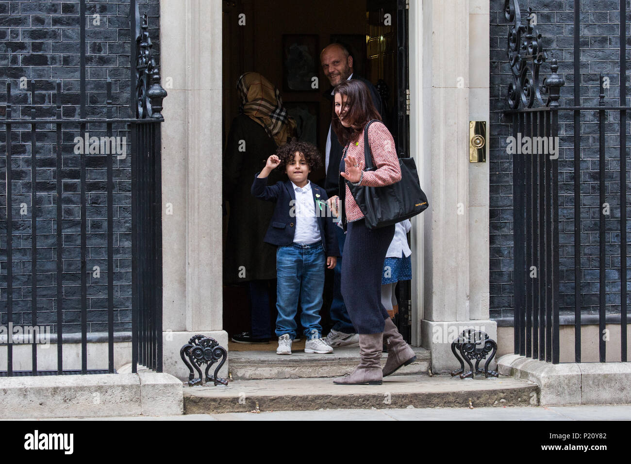 Londra, Regno Unito. 12 Giugno, 2018. I bambini e i genitori che arrivano a 10 Downing Street dove il primo ministro Theresa Maggio ha ospitato un giardino piantagione evento per i bambini colpiti dalla Grenfell fire. Foto Stock