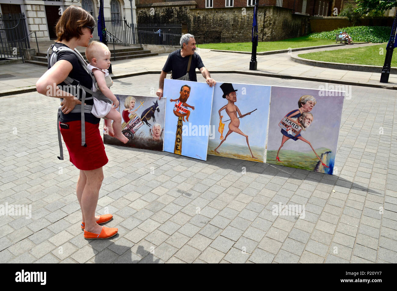 Londra Giugno 13th. Anti-Brexit manifestanti di fronte alla sede del Parlamento come il Commons dibattito Brexit fatture. Fumettista politico Kaya può detiene una 'mini exhibition" del suo Brexit-lavori connessi Credito: PjrFoto/Alamy Live News Foto Stock