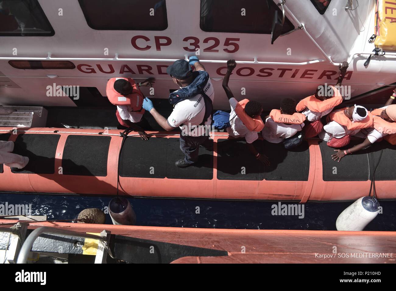 IMAGENES A BORDO DE BARCO AQUARIUS 13/06/2018 Giugno 13, 2018 il trasferimento di una parte della 600 immigrati che erano sulla nave Acquario e la cui destinazione è il porto di Valencia. 888 / Cordon premere Foto Stock