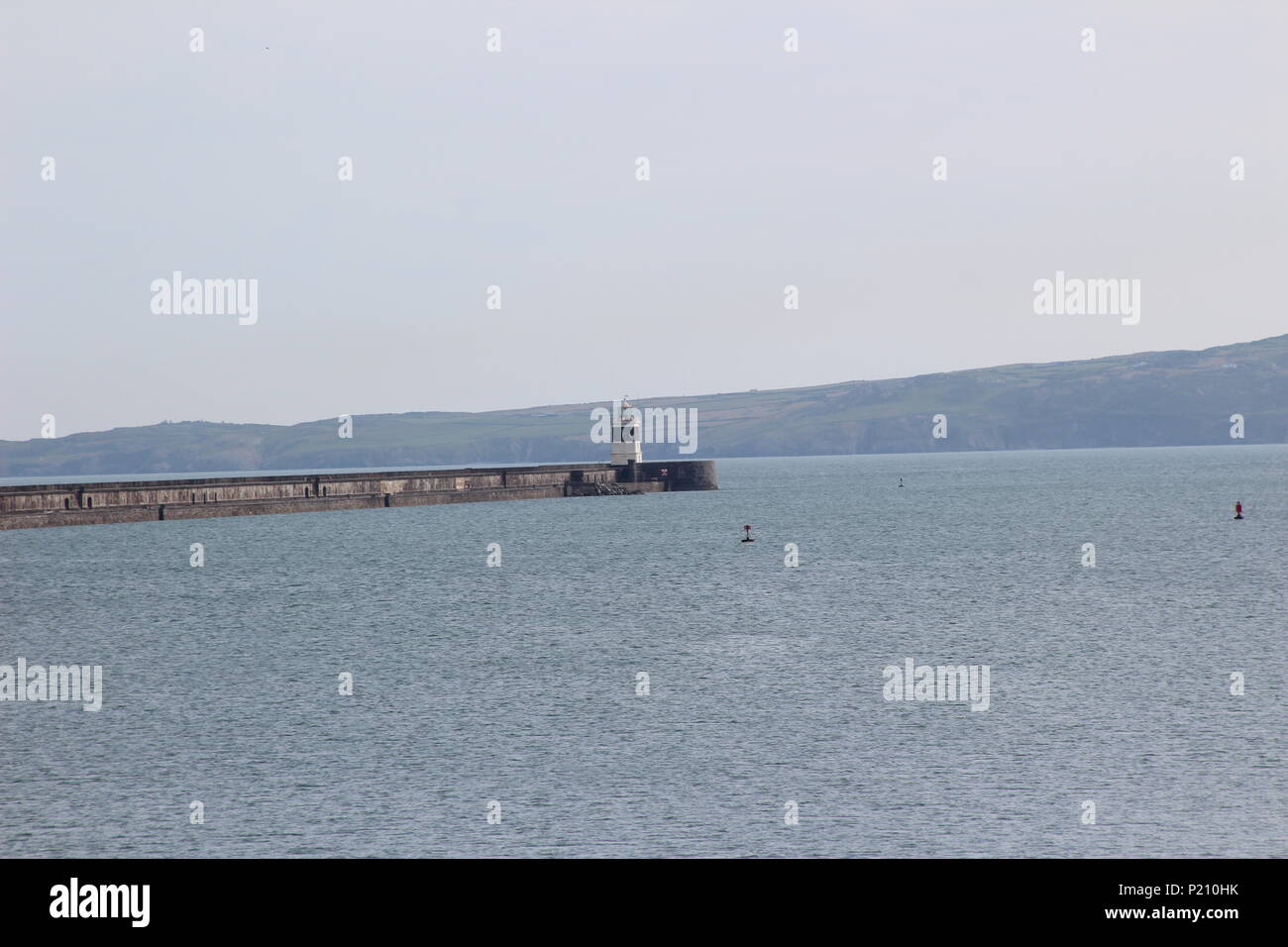 Holyhead, Anglesey, Galles UK. Mercoledì 13 Giugno 2018. Regno Unito Meteo caldo con il grigio cielo molto nuvoloso con pioggia pesante di tornitura con venti aumentando overnigth con rischio di gales temperatura. Holyhead marina sei mesi dopo la tempesta Emma Credito: michael clarke/Alamy Live News Foto Stock