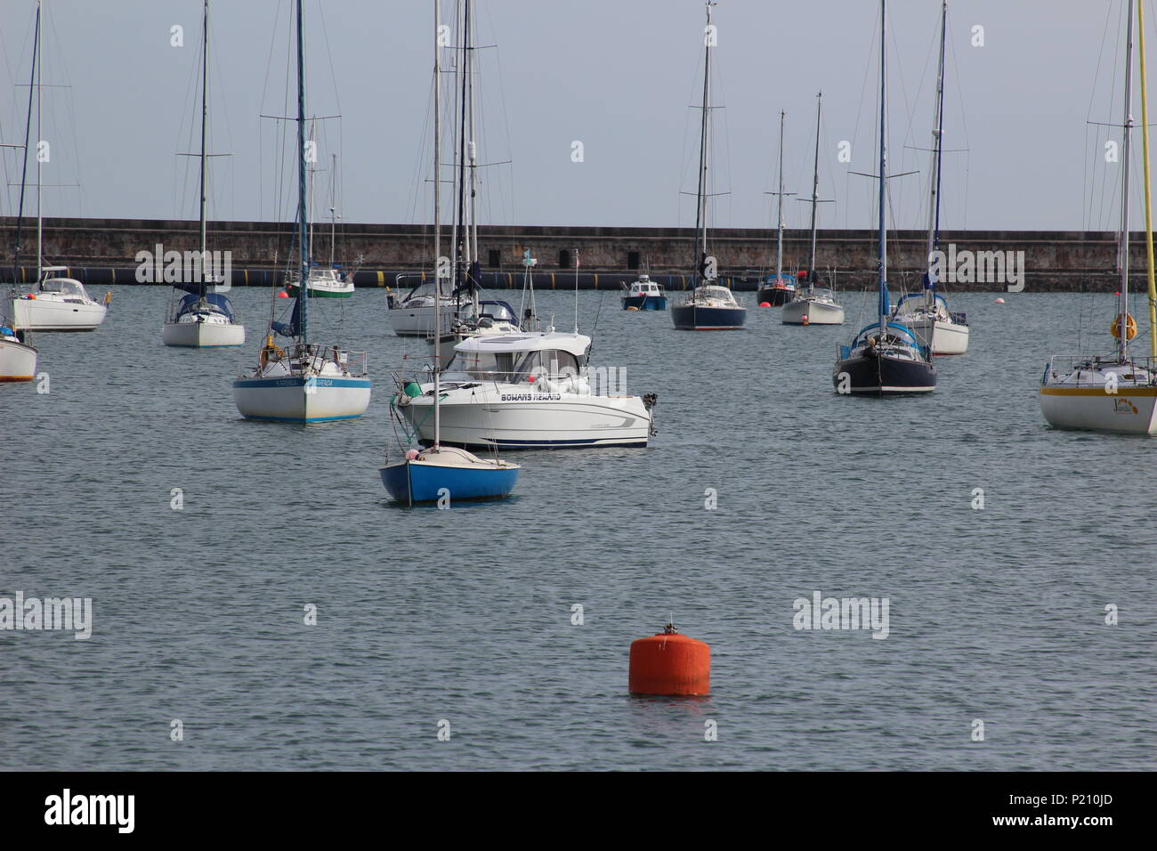 Holyhead, Anglesey, Galles UK. Mercoledì 13 Giugno 2018. Regno Unito Meteo caldo con il grigio cielo molto nuvoloso con pioggia pesante di tornitura con venti aumentando overnigth con rischio di gales temperatura. Holyhead marina sei mesi dopo la tempesta Emma Credito: michael clarke/Alamy Live News Foto Stock