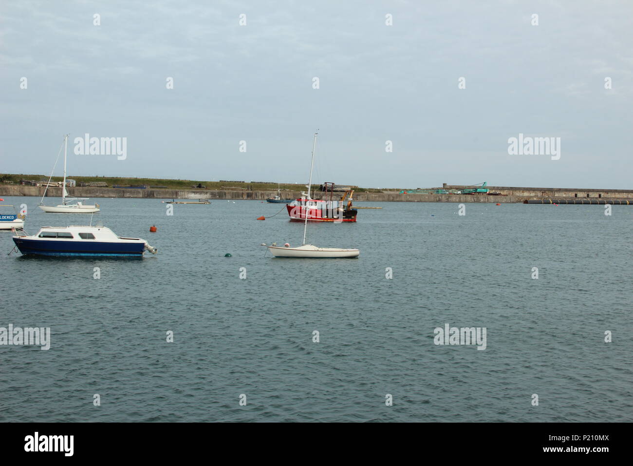 Holyhead, Anglesey, Galles UK. Mercoledì 13 Giugno 2018. Regno Unito Meteo caldo con il grigio cielo molto nuvoloso con pioggia pesante di tornitura con venti aumentando overnigth con rischio di gales temperatura. Holyhead marina sei mesi dopo la tempesta Emma Credito: michael clarke/Alamy Live News Foto Stock