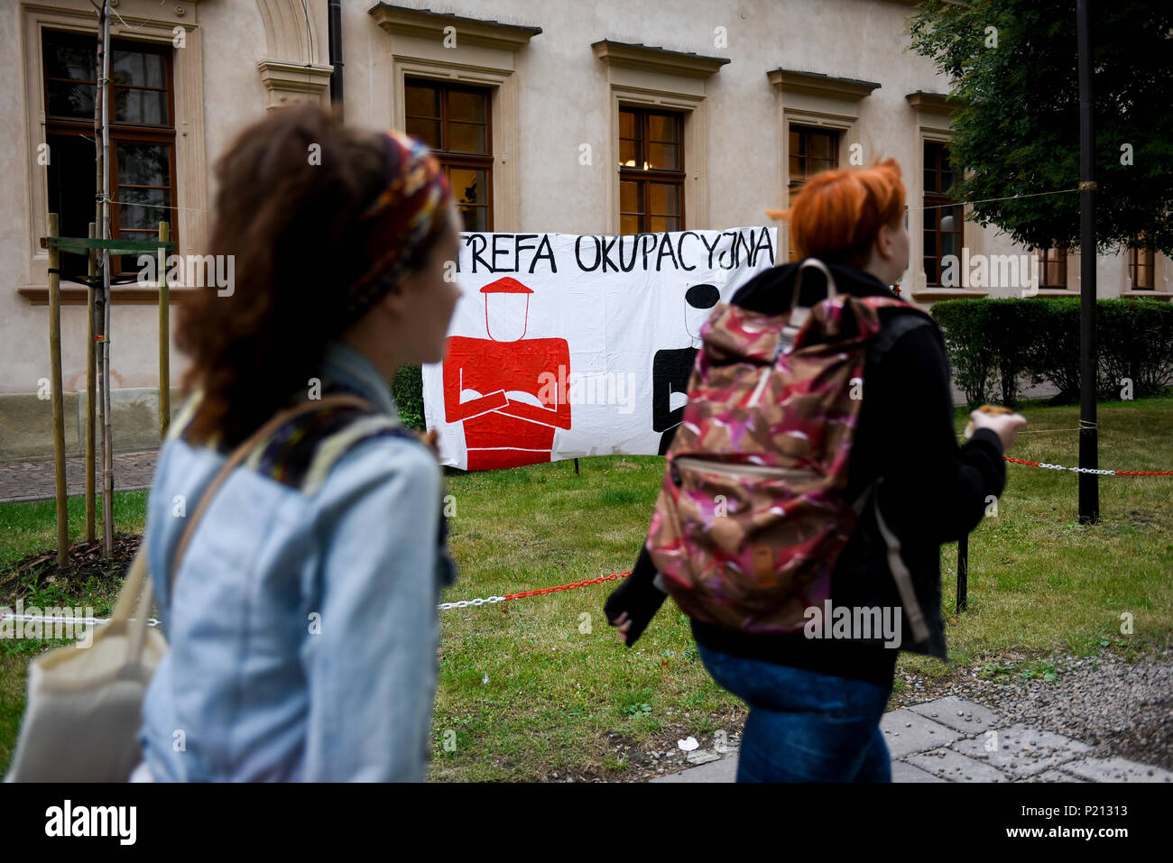 Un banner visto durante la dimostrazione. Gli studenti dal Dipartimento di Filosofia dell'Università Iagellonica prendere parte a una manifestazione di protesta contro un progetto di legge proposto dal governo. Il ministro della Scienza e dell'istruzione superiore, Jaroslaw Gowin, ha proposto un progetto di legge molto controverso e se sarà approvato il limite autunamy delle università, dando maggiore controllo al governo e diminuirà le modifiche per una maggiore educazione per persone provenienti da città più piccole. Foto Stock