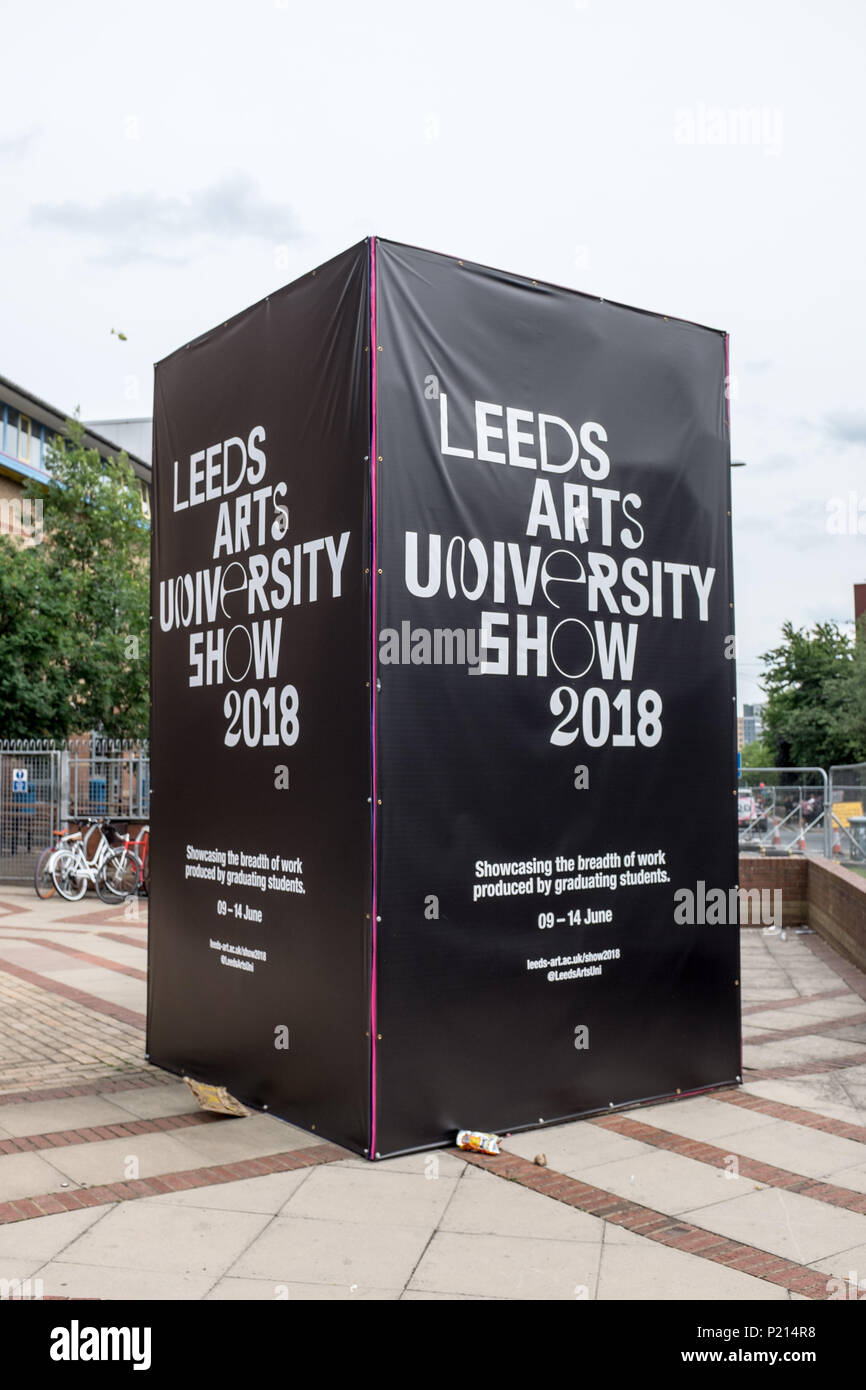 Leeds, nello Yorkshire, Regno Unito. Xiii Giugno, 2018. Strada locale annuncio per Leeds arts university mostra 2018, lo spettacolo contiene la presentazione il soffio di lavori prodotti da studenti di raccolta a 09 al 14 giugno 2018. Leeds Arts University è di alta qualità ulteriormente arti e istituto di istruzione superiore, basata nella città di Leeds, West Yorkshire, Inghilterra, con un campus principale di fronte all'Università di Leeds. Credito: Rahman Hassani SOPA/images/ZUMA filo/Alamy Live News Foto Stock
