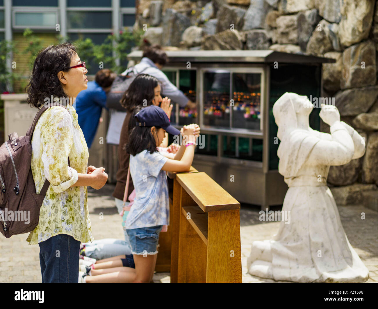 Seoul, Gyeonggi, Corea del Sud. Decimo Giugno, 2018. Le donne a pregare in una grotta presso la cattedrale cattolica di Myeong-dong quartiere di Seoul. Credit: Jack Kurtz/ZUMA filo/Alamy Live News Foto Stock