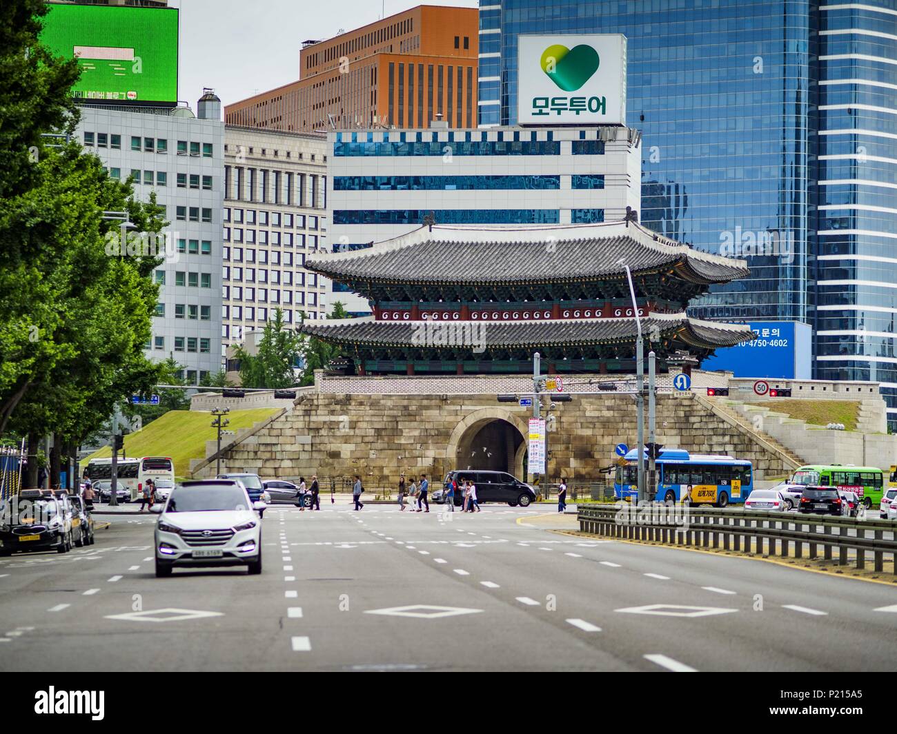 Seoul, Gyeonggi, Corea del Sud. Decimo Giugno, 2018. Mercato Namdaemun, il Sud porta grande in Seoul. Il nome ufficiale del gate è Sungnyemun, Gate di esaltato cerimonie, è una delle otto porte nel muro di fortificazione di Seoul, Corea del Sud. Il cancello è stato costruito nel 1398 ed è stato ricostruito e restaurato più volte da allora. Credit: Jack Kurtz/ZUMA filo/Alamy Live News Foto Stock