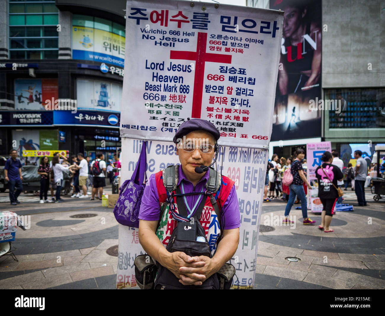 Seoul, Gyeonggi, Corea del Sud. Decimo Giugno, 2018. Un predicatore di strada a Myeong-dong, una trafficata via dello shopping a Seoul. Il cristianesimo è la seconda più grande religione in Corea del Sud. Credit: Jack Kurtz/ZUMA filo/Alamy Live News Foto Stock