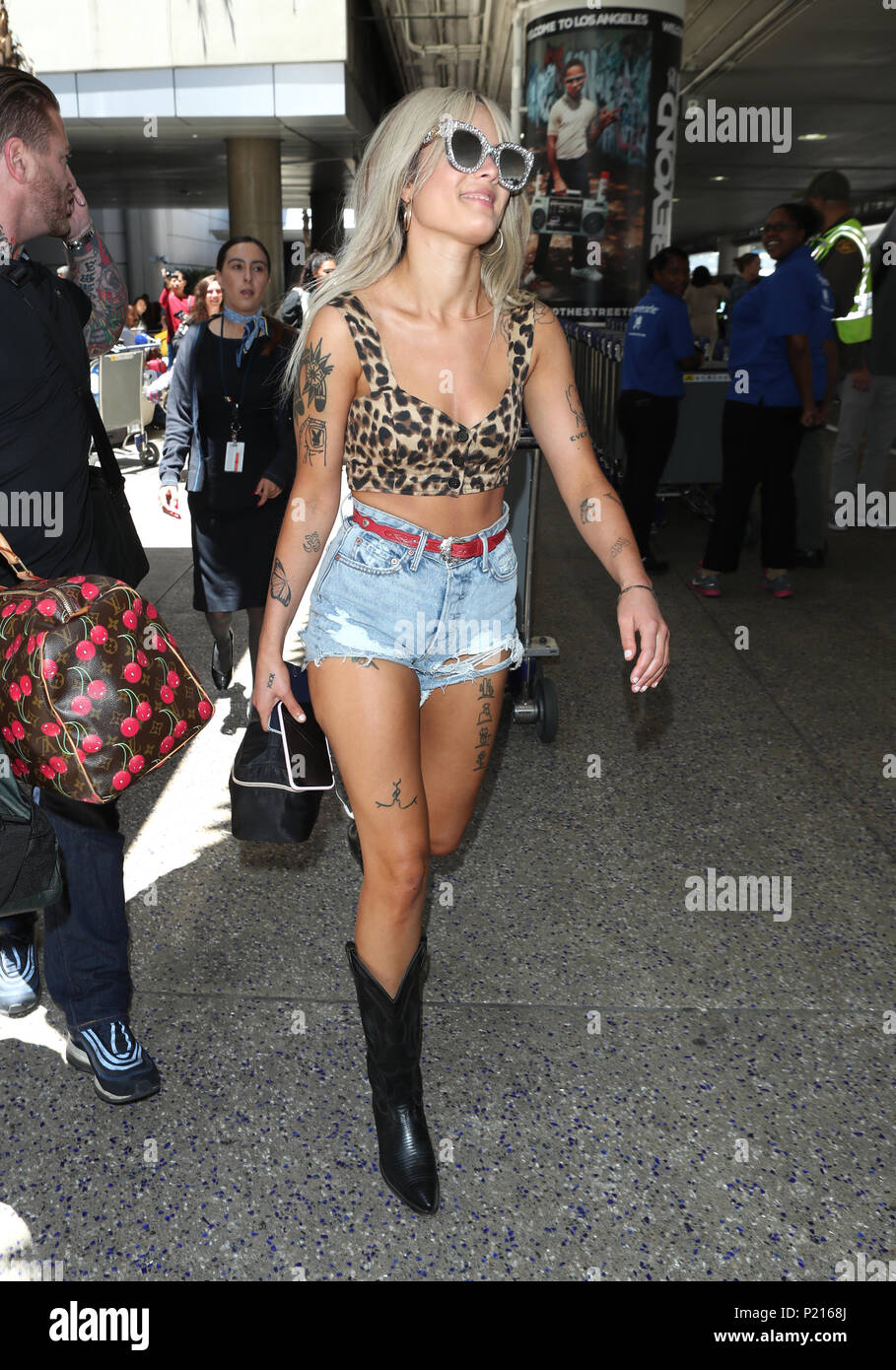 Los Angeles, Ca, Stati Uniti d'America. Xiii Giugno, 2018. Halsey visto a LAX il 13 giugno 2018. Credito: Giovanni Misa/media/punzone Alamy Live News Foto Stock