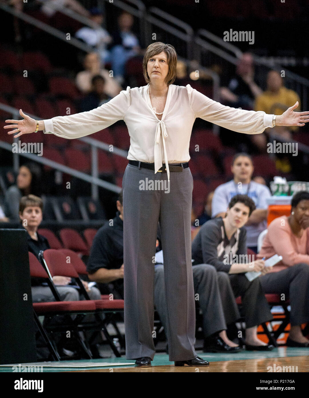 File. Xiii Giugno, 2018. ANNE TERESA DONOVAN (1 novembre 1961 - 13 giugno 2018) era un American donna giocatore di basket e pullman. Dal 2013 al 2015, era il capo allenatore del Connecticut Sun. Donovan ha vinto un campionato nazionale, ha vinto due medaglie d'oro e andò a tre Fours definitivo nel complesso, Basketball Hall of Fame nel 1995 e divenne un membro della FIBA Hall of Fame nel 2015. Nella foto: 18 Maggio 2013 - Newark, New Jersey, Stati Uniti - Sun di head coach Anne Donovan reagisce a una chiamata. Liberty beat Connecticut Sun 78-67. Credito: csm/Alamy Live News Foto Stock