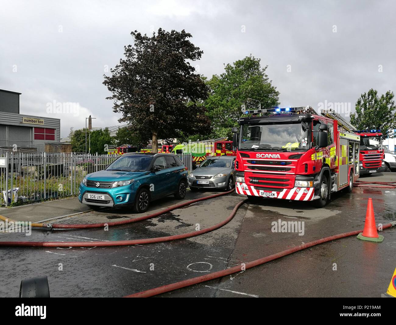 Glasgow, Regno Unito. 14 giugno 2018. I vigili del fuoco che frequentano un incendio ad alto luogo appartamenti sulla strada commerciale di Glasgow, UK. Credito: Pawel Pietraszewski/Alamy Live News Foto Stock