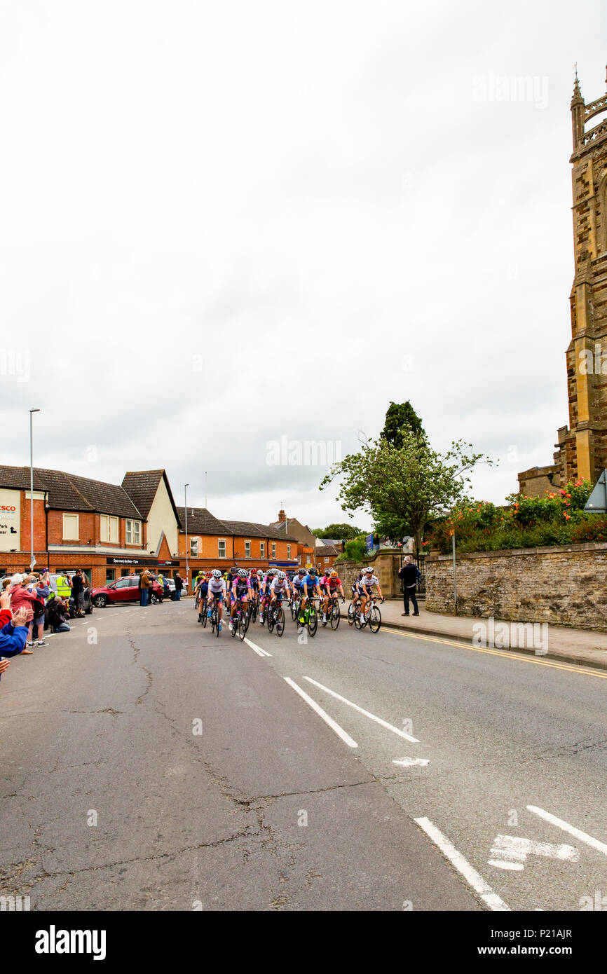 Giorno due del Grand partono da Rushden, Northamptonshire dell'OVO energia donna ciclo Tour 2018. I ciclisti gara passato la mitica chiesa di Santa Maria in High Street in Rushden, Northamptonshire. Credito: GLC Pix/Alamy Live News Rushden, Regno Unito. 14 giugno 2018. Foto Stock