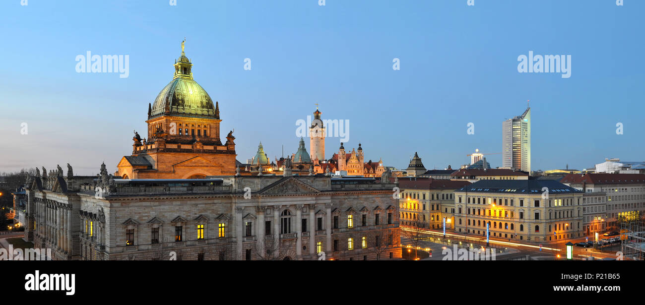 Skyline di Lipsia in Germania di notte - il tribunale amministrativo federale - Università e altro edificio storico per visitare la città e per visitare il sito web Foto Stock