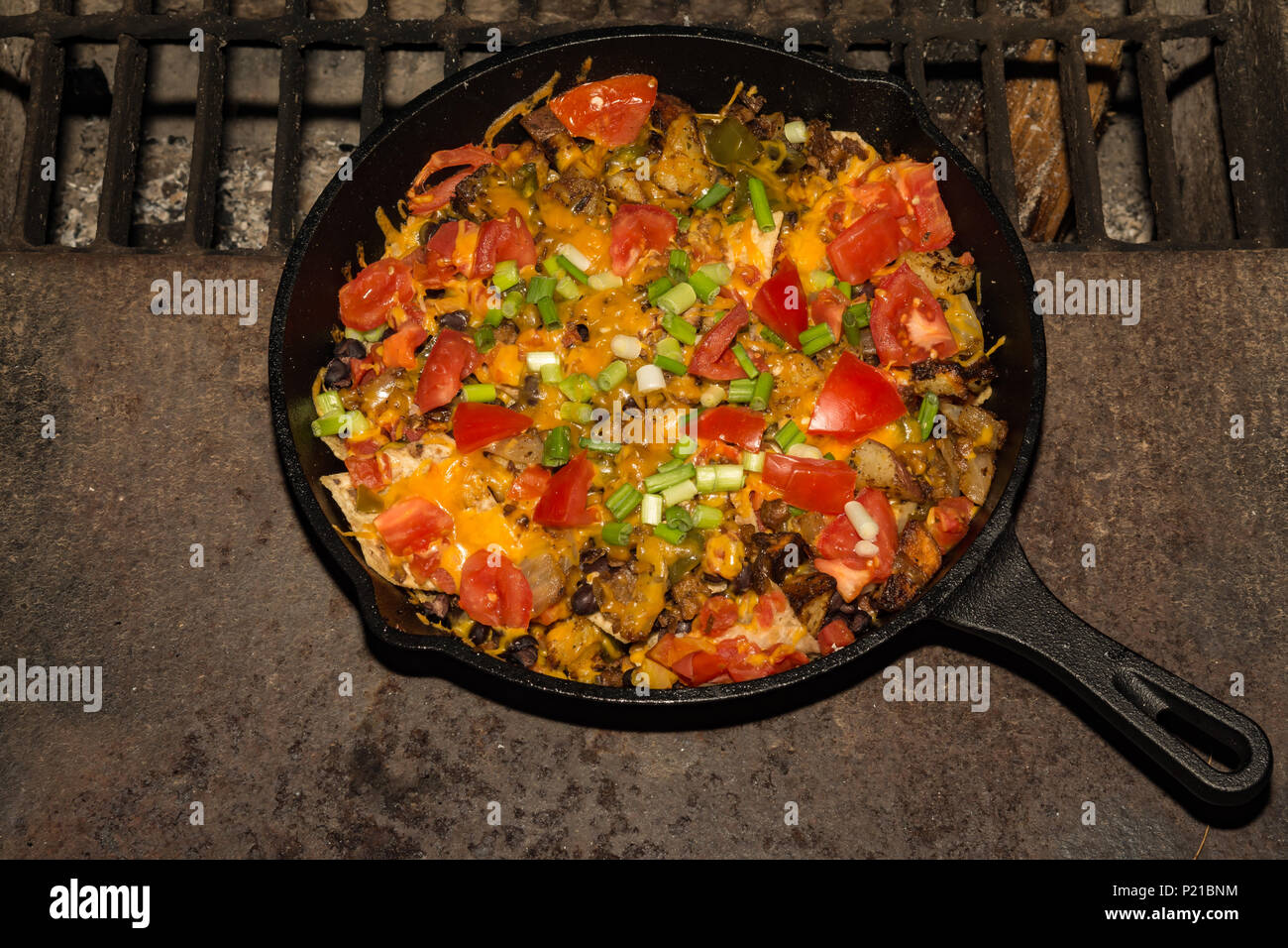 Campfire Nachos cottura su un grill in Virginia Foto Stock