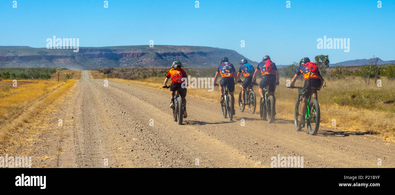 Gibb Challenge 2018 ciclisti fatbike equitazione e mountain bike su strada sterrata Durack Mountain Range Gibb River Road Kimberley Australia Foto Stock