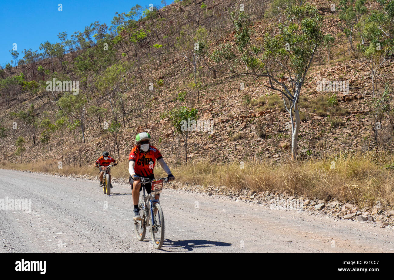 Gibb Challenge 2018 i ciclisti in sella ad una bicicletta di montagna e un fatbike su una strada sterrata El Questro Station Kimberley Australia Occidentale Foto Stock
