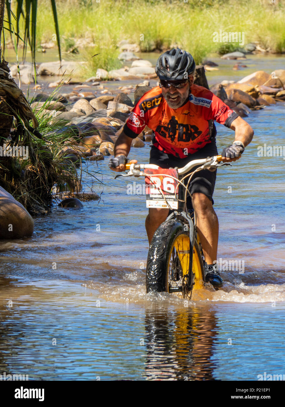 Gibb Challenge 2018 un ciclista su una fatbike attraversando il fiume di Pentecoste a El Questro Station Kimberley Australia Foto Stock