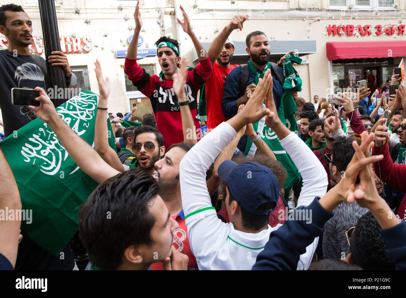 I sostenitori della Saudi Arabian nazionale di calcio nella strada vicino a Piazza Rossa alla vigilia del 2018 FIFA World Cup nel centro di Mosca, Russia. Foto Stock