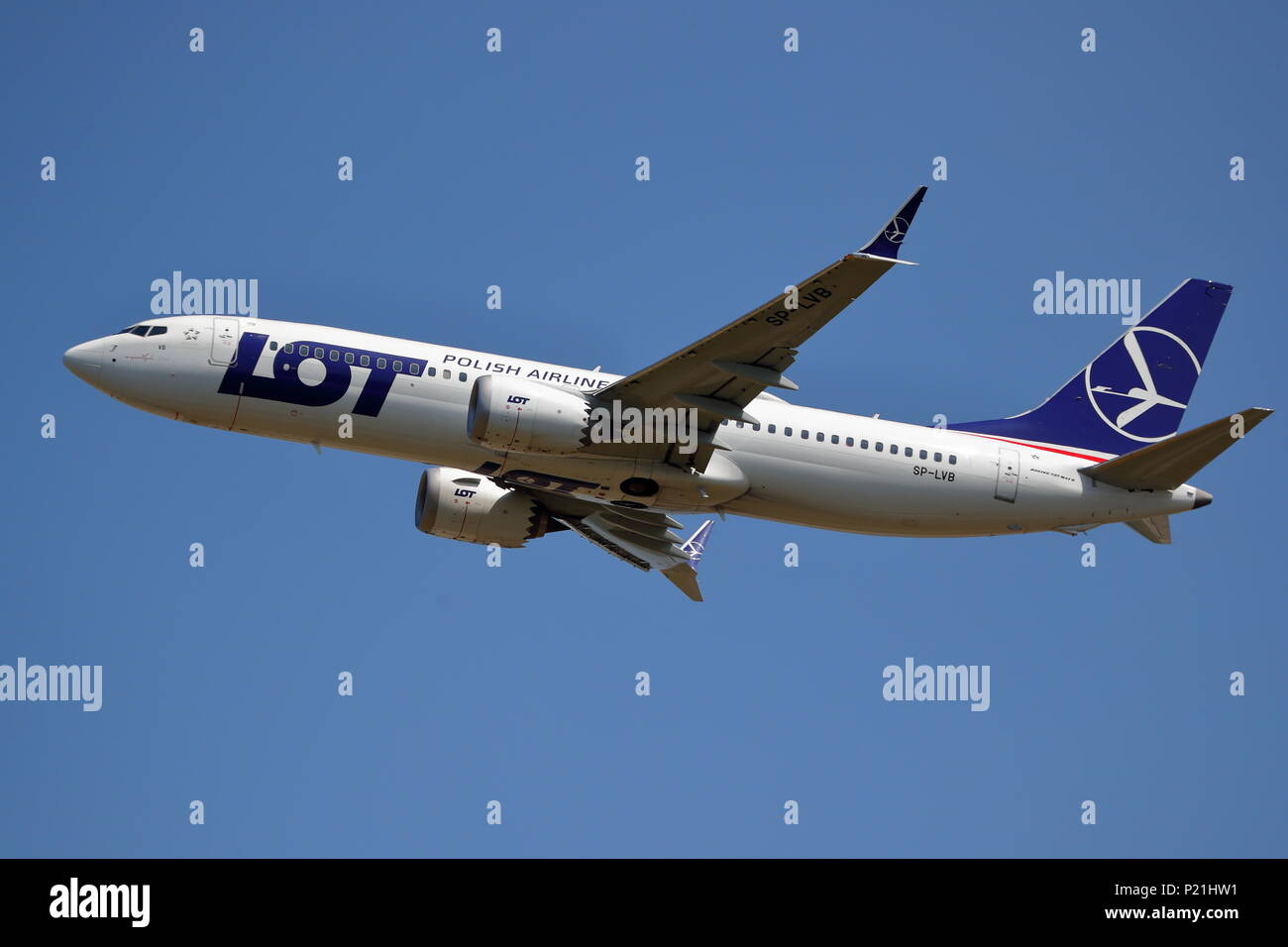 Un sacco di Boeing 737-8 MAX SP-LVB decollo dall'Aeroporto Heathrow di Londra, Regno Unito Foto Stock