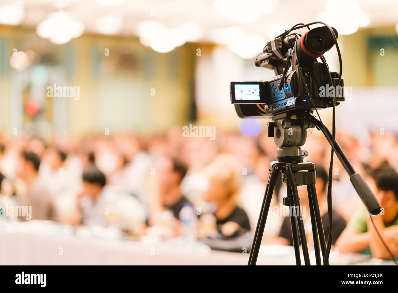 La telecamera video impostare il record di pubblico in sala conferenze seminario. Meeting aziendale, esposizione convention center, corporate annuncio concept Foto Stock