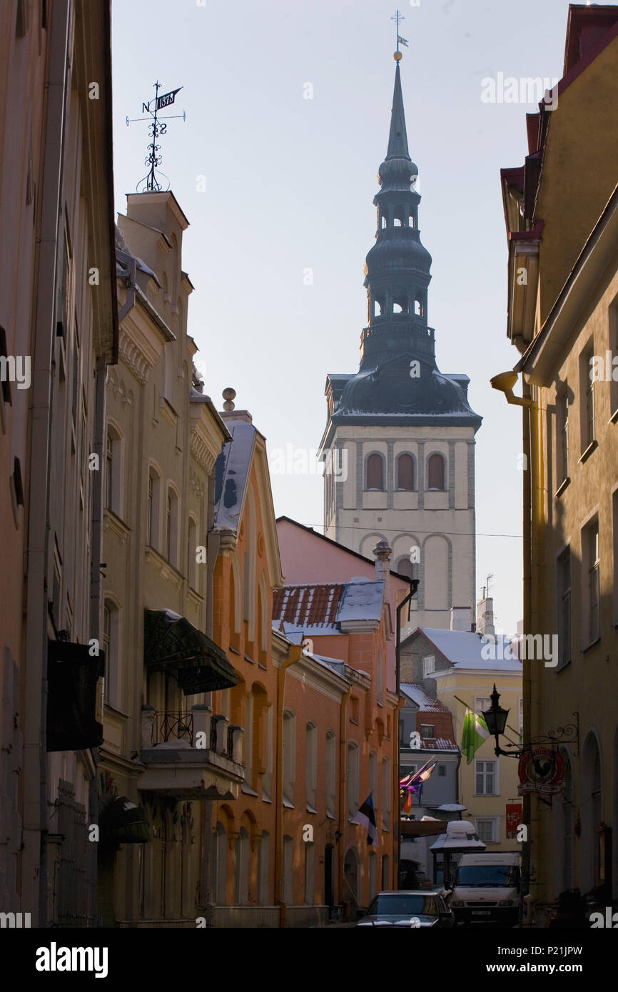 Visualizza in basso Rataskaevu verso la guglia di Niguliste, Old Town,Tallinn, Estonia Foto Stock
