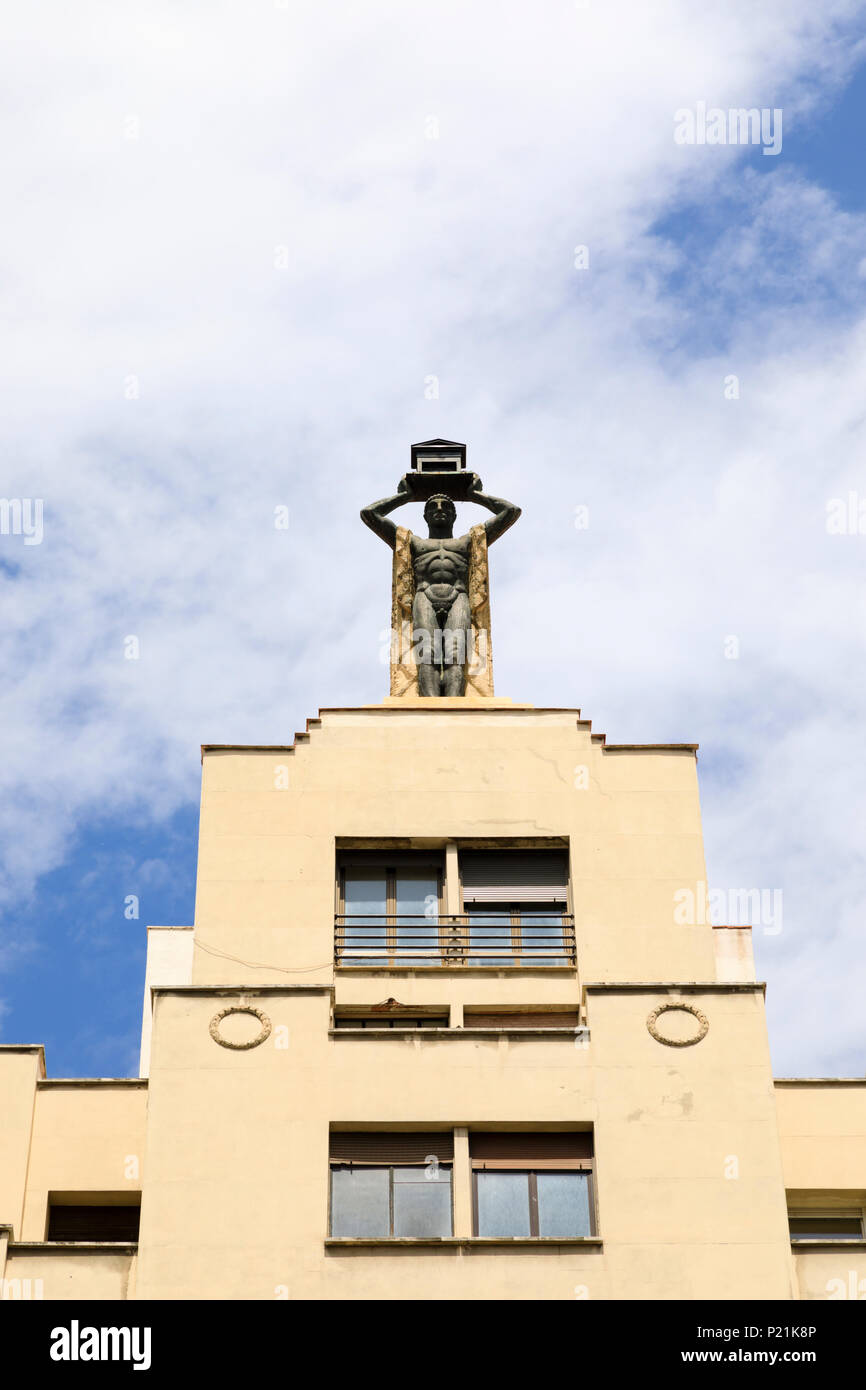Statua sul tetto di un palazzo in Calle Gran Via, Madrid, Spagna. Scolpito da Victorio Macho.Maggio 2018 Foto Stock