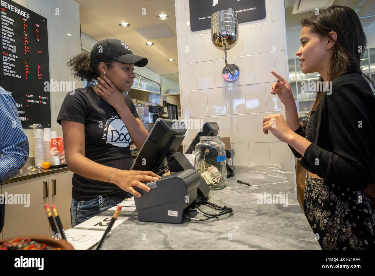 Ai clienti di effettuare gli ordini nel cane Haus il giorno di apertura del loro primo negozio a New York martedì, 12 giugno 2018. I visitatori sono stati trattati per un servizio gratuito di hot dog come un benvenuto alla loro posizione più recente di Soho. La catena è specializzata in fast pasti informali di hot dogs, salsicce, pollo e hamburger alla griglia su re rotoli Hawaiiano e guarnita con la loro firma 'Crea'. Cane Haus fu fondata nel 2010 a Pasadena, Caifornia con piani di aprire 300 nuovi franchising dal 2023. (Â© Richard B. Levine) Foto Stock