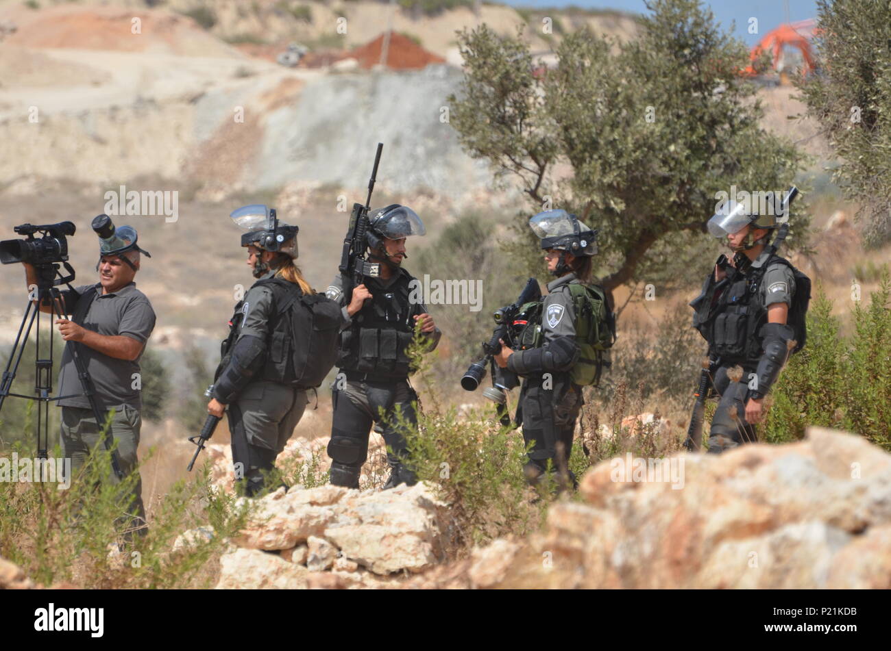 L'esercito israeliano ha schierato durante il Venerdì di proteste di Bilin. Bilin è un villaggio in Palestina che regolarmente proteste la costruzione dei vicini insediamenti israeliani. La locale popolazione palestinese ritengono insediamenti israeliani sono illegali e che occupano la terra originariamente di proprietà di famiglie palestinesi che vivono nel villaggio. Foto Stock