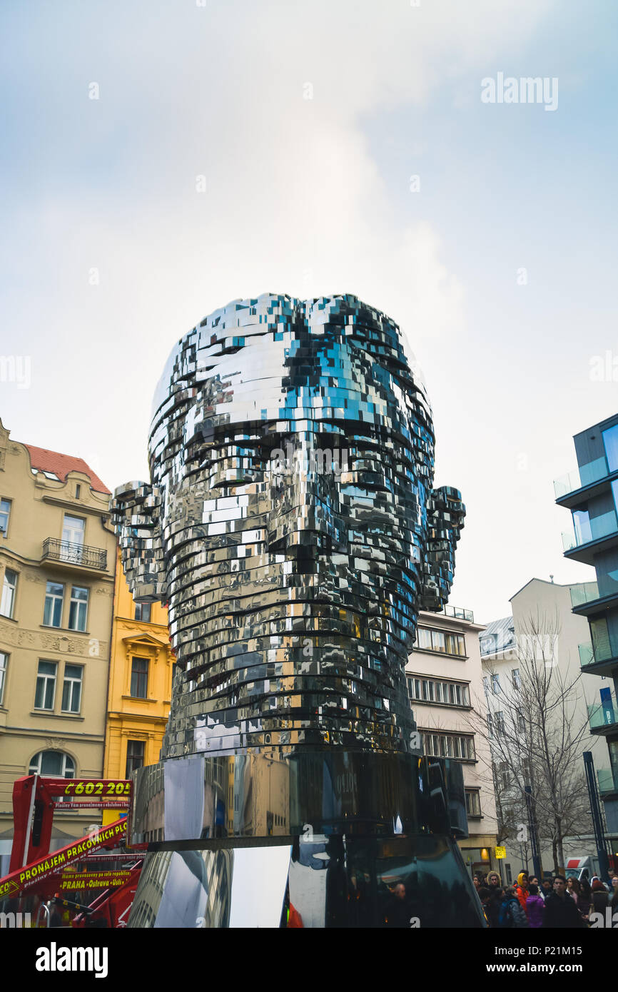 Il famoso 42 rotante-scultura di strato di Franz Kafka la testa da David Cerny, Praga Repubblica Ceca Foto Stock