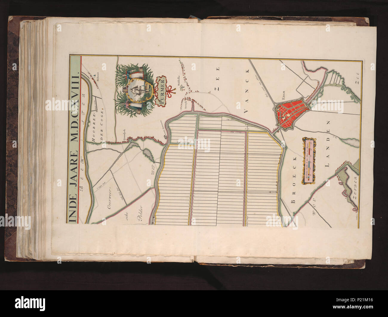 . De Purmer bedyckt inde jaare M.D.C.XVIII : de Purmer gemeeten è un° 1622 porta il sig. Lucas Iansz Zinck landmeter, en op niews oversien verbeetert en in 't licht gebragt A° 1683, porta Ioannes Leupenius landmeter ; groot bevonden 2981 morgen, 593 roeden . Scala [C. 1:12.500]. 2 foglio di mappa. 1683. Lucas Jansz Sinck, Johannes Leupenius XUBAKZL12A5 081, 3/23/12, 2:39 PM, 8C, 7992x10656 (0+0), 100%%%%, Juni 2011 PPRO, 1/120 s, R55.1, G22.4, B20.2 189 Mappa - Collezioni Speciali Università di Amsterdam - OTM- HB-KZL I 2 A 5 (81) Foto Stock