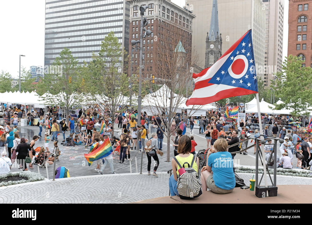 Bandiera di Ohio onde di oltre il pubblico affollato feste di piazza nel centro di Cleveland, Ohio durante il 2018 orgoglio. Foto Stock