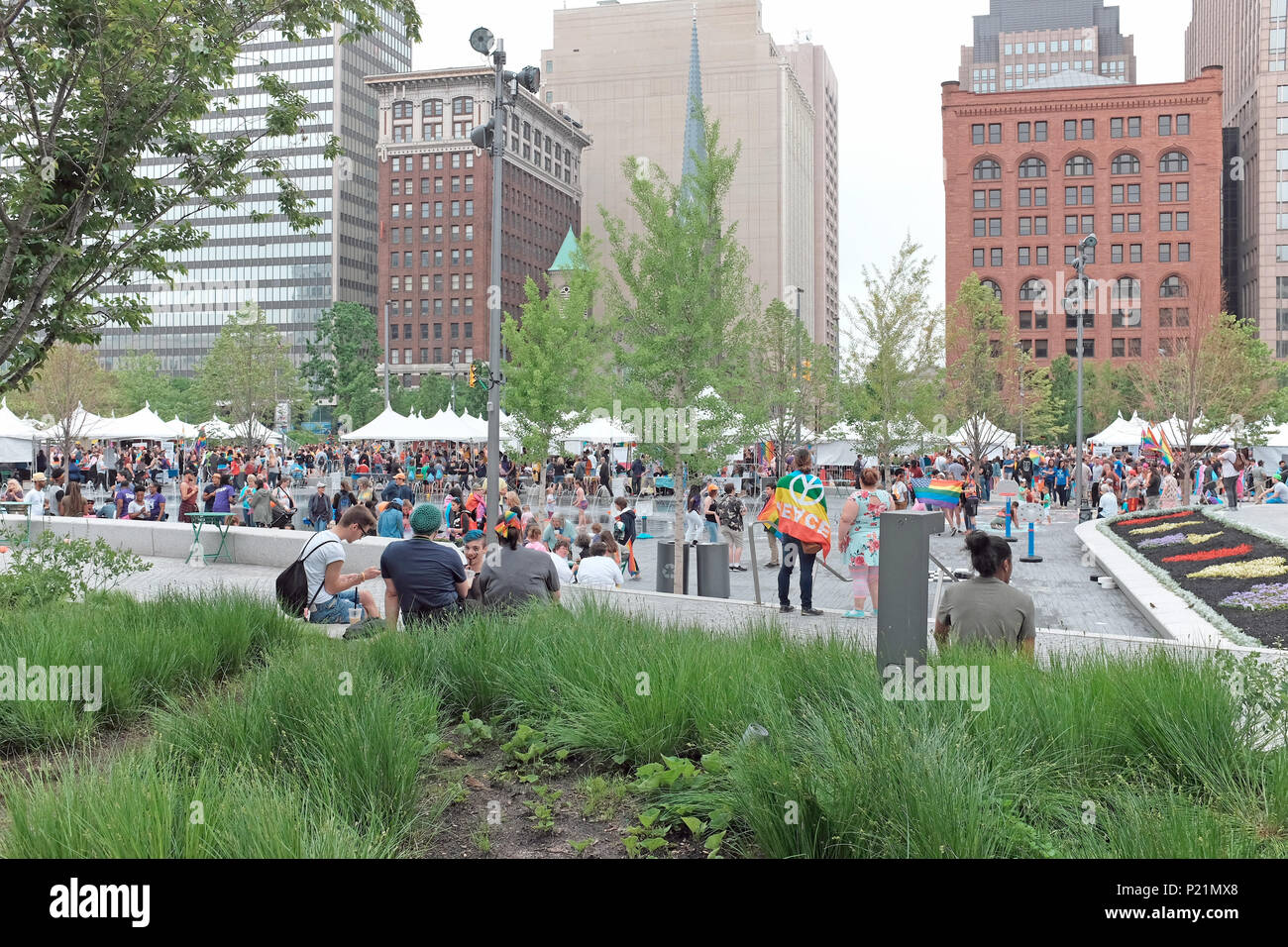 Piazza pubblica durante il mese di giugno 2018 orgoglio celebrazione in downtown Cleveland, Ohio, USA. Foto Stock