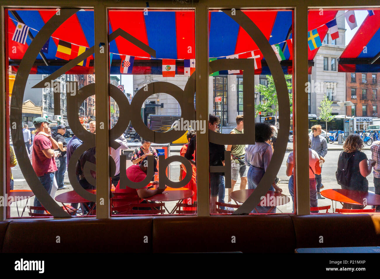 I clienti sulla linea in attesa di entrare nel cane Haus il giorno di apertura del loro primo negozio a New York martedì, 12 giugno 2018. I visitatori sono stati trattati per un servizio gratuito di hot dog come un benvenuto alla loro posizione più recente di Soho. La catena è specializzata in fast pasti informali di hot dogs, salsicce, pollo e hamburger alla griglia su re rotoli Hawaiiano e guarnita con la loro firma 'Crea'. Cane Haus fu fondata nel 2010 a Pasadena, Caifornia con piani di aprire 300 nuovi franchising dal 2023. (© Richard B. Levine) Foto Stock
