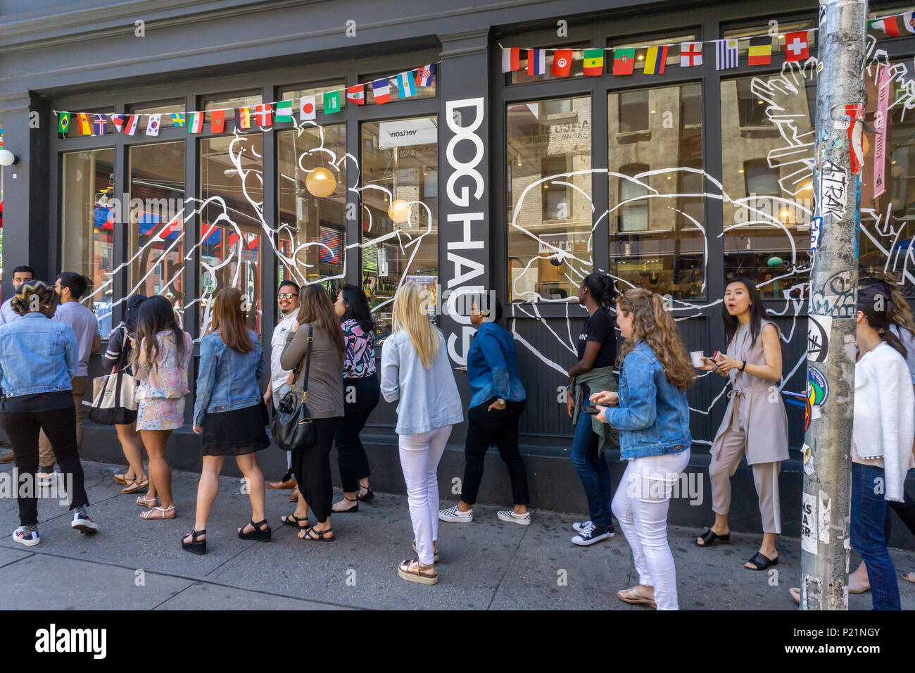 I clienti sulla linea in attesa di entrare nel cane Haus il giorno di apertura del loro primo negozio a New York martedì, 12 giugno 2018. I visitatori sono stati trattati per un servizio gratuito di hot dog come un benvenuto alla loro posizione più recente di Soho. La catena è specializzata in fast pasti informali di hot dogs, salsicce, pollo e hamburger alla griglia su re rotoli Hawaiiano e guarnita con la loro firma 'Crea'. Cane Haus fu fondata nel 2010 a Pasadena, Caifornia con piani di aprire 300 nuovi franchising dal 2023. (Â© Richard B. Levine) Foto Stock