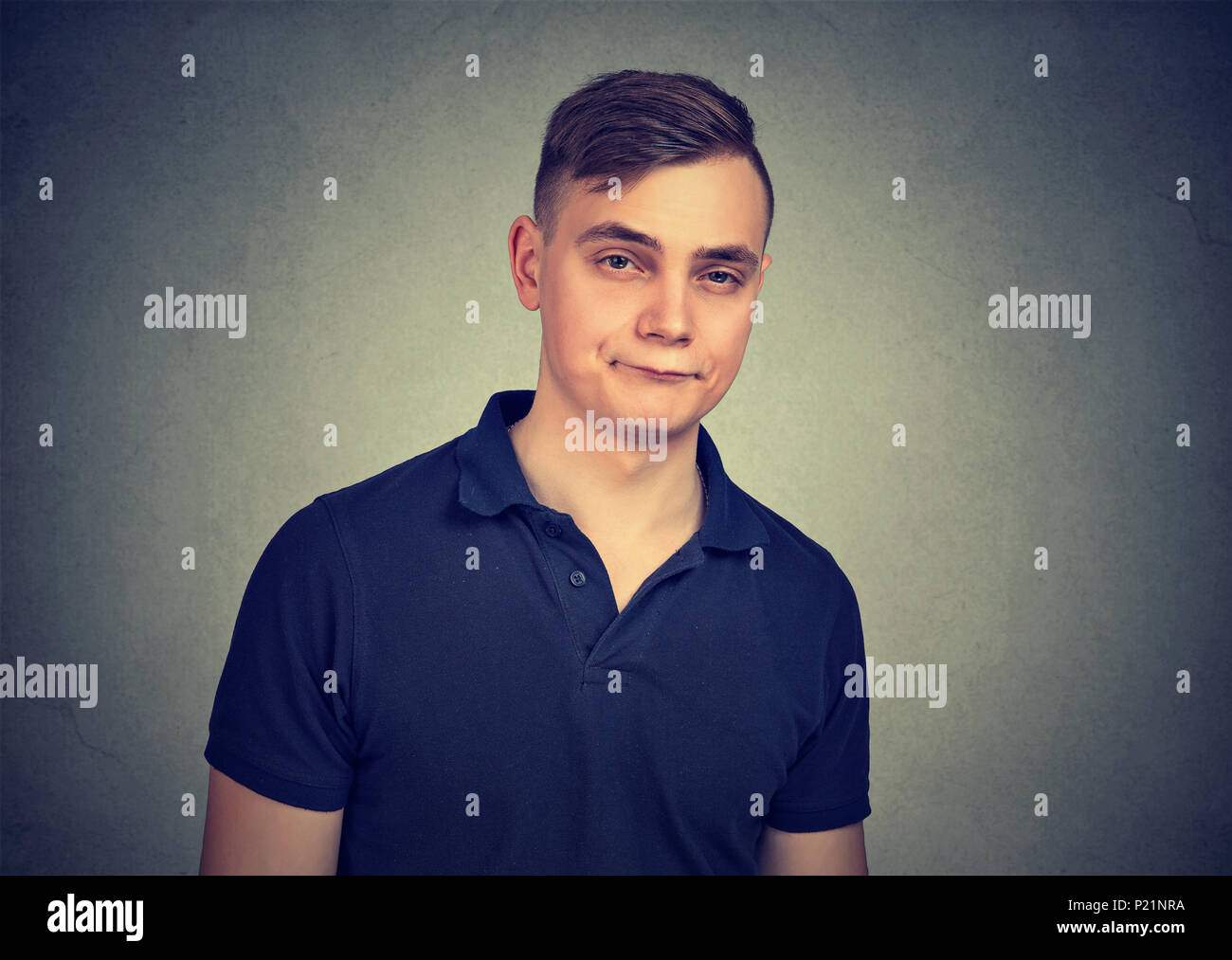 Accigliata uomo pensando che esprimono dubbi e preoccupazioni Foto Stock