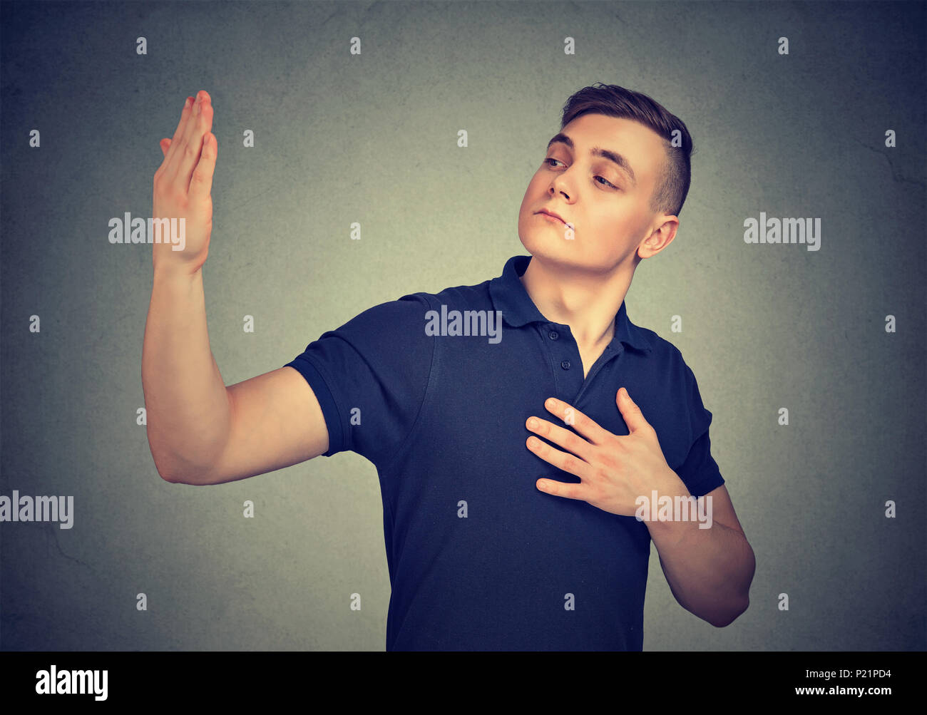 Arrogante self importante uomo isolato su sfondo grigio. Emozioni umane espressione facciale Foto Stock