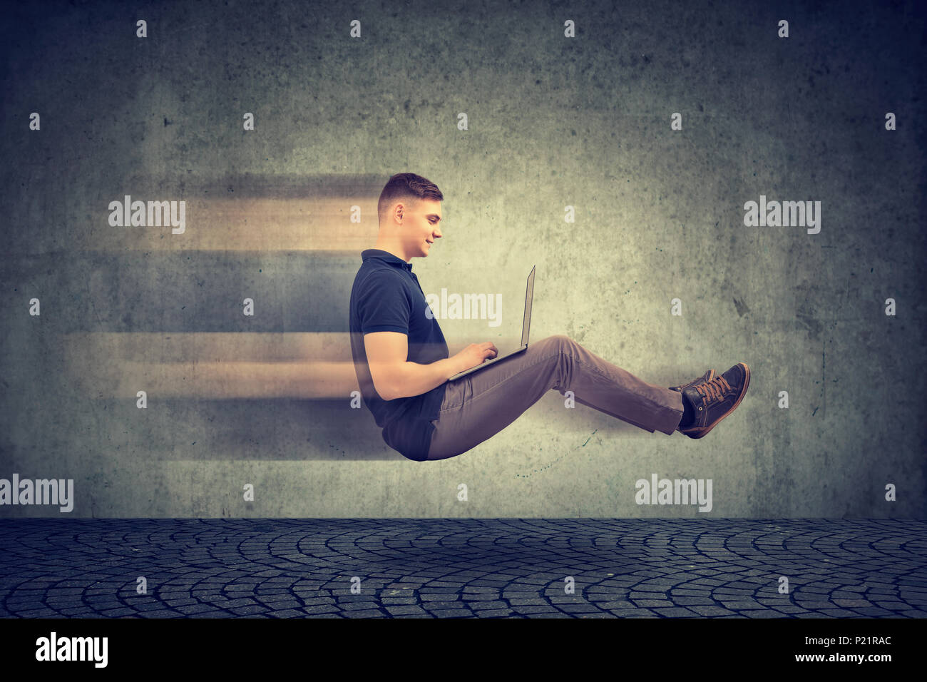 Fast internet concetto. Far levitare il business man su strada utilizzando laptop Foto Stock