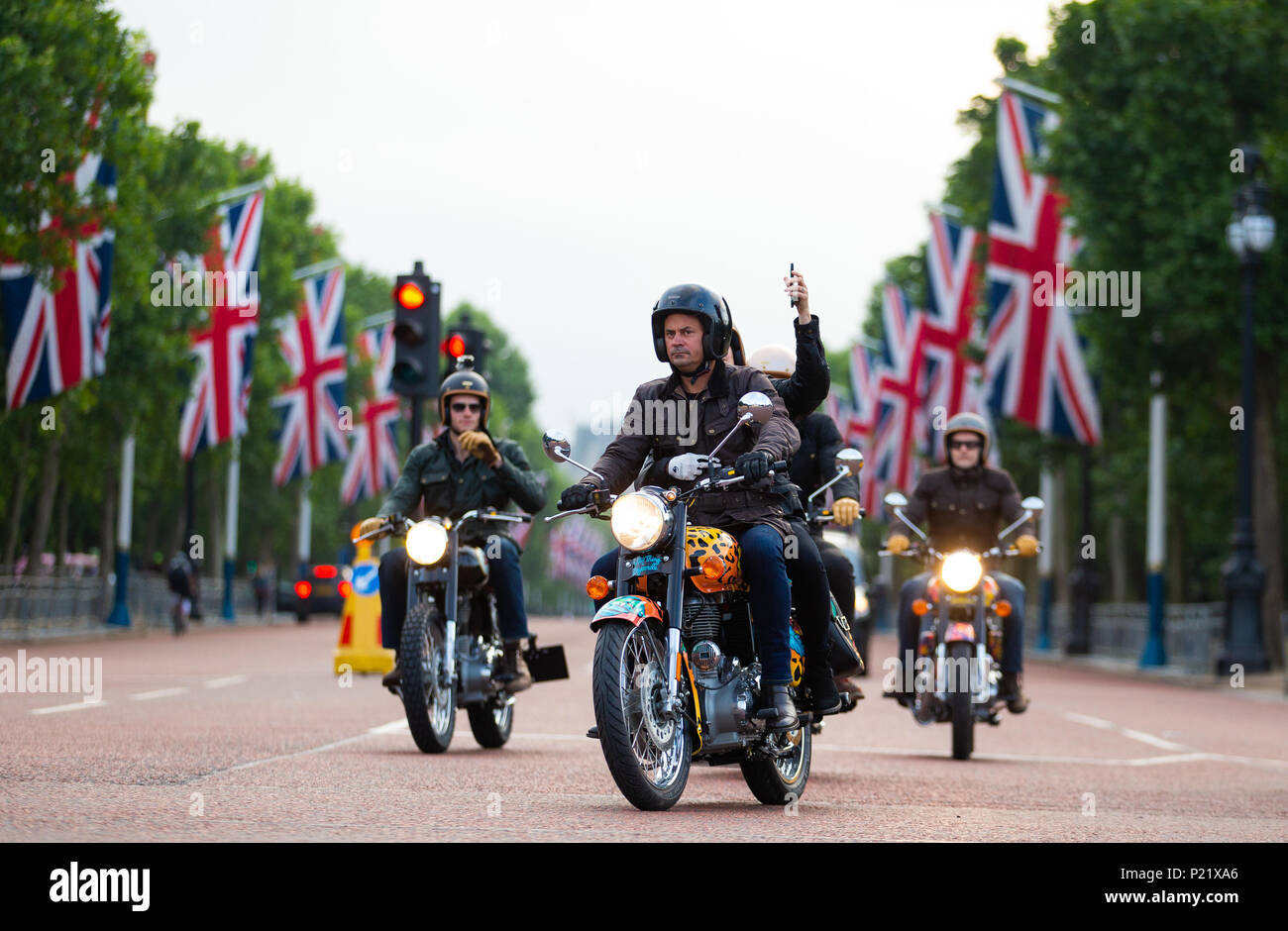 Personalizzato di Royal Enfield bike come parte della famiglia di elefanti 'Concours dâ€™Ã©lÃ©phantâ€™ parade giù al centro commerciale durante il photocall a Londra. Stampa foto di associazione. Picture Data: martedì 12 giugno, 2018. Una flotta personalizzata di 12 Ambasciatore automobili, otto Royal Enfield moto, un tuk tuk e gujarati Chagda compone il 'Concours dâ€™Ã©lÃ©phantâ€™ - una cavalcata di designer, ispirato alla quintessenza veicoli indiano - mentre trenta splendidamente decorate sculture di elefante sarà presente lo stand sentinel tutta la capitale, ambasciatori per i loro cugini nel selvaggio. Foto Stock