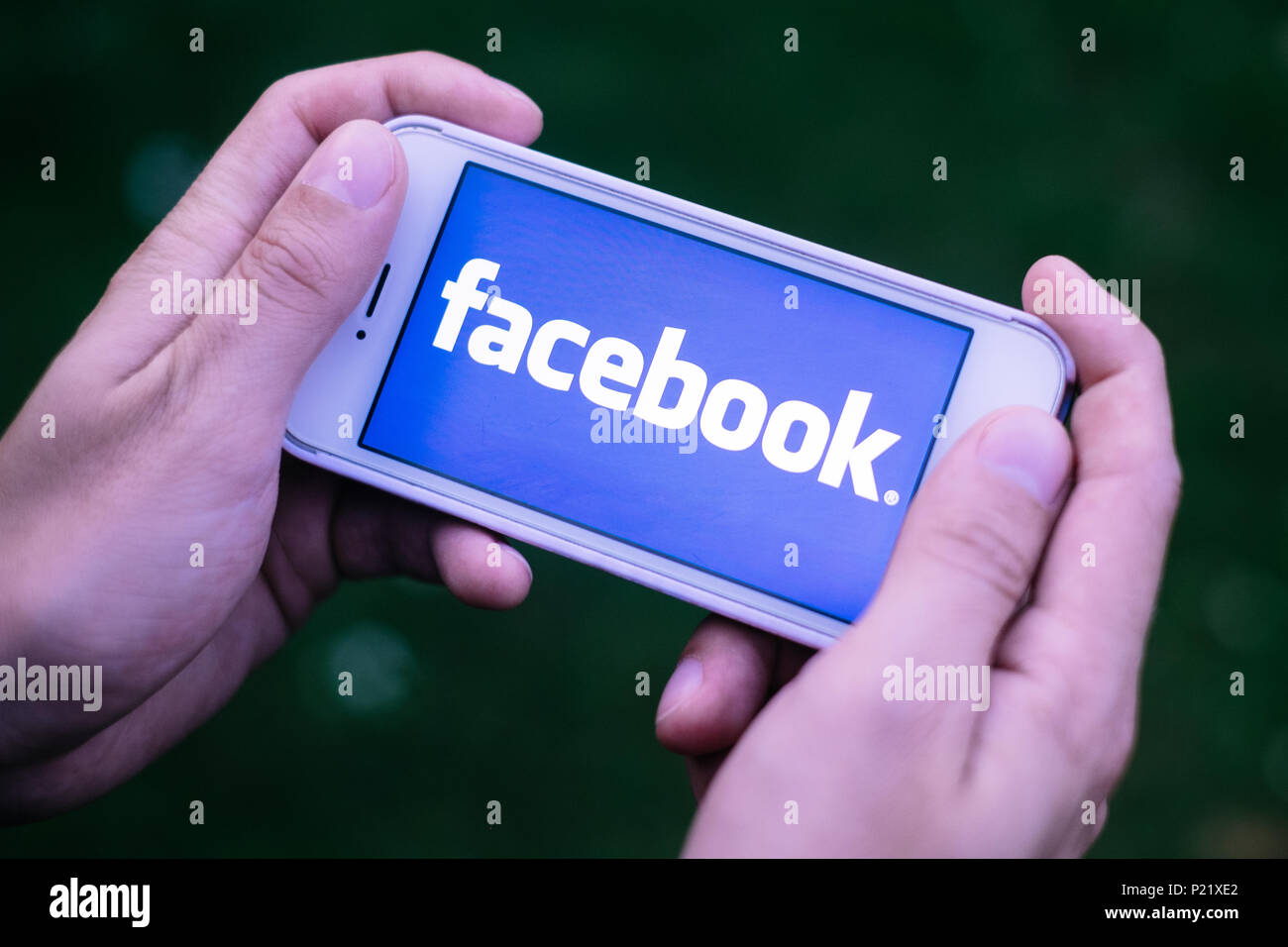 Primo piano dello schermo di iPhone con il logo di Facebook o icona Foto Stock