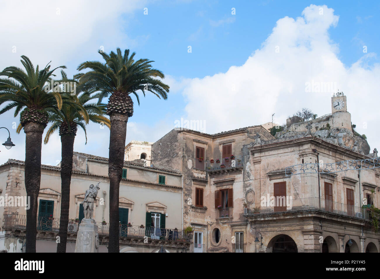 Una vista della torre dell'orologio del barocco siciliano di città di Modica. Sicilia, Italia. Unesco patrimonio dell'umanità. Foto Stock