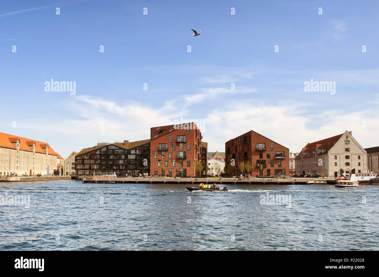 Una vista di edifici, di mare e di una imbarcazione. Copenhagen. La Danimarca. Scandinavian Design di architettura. Foto Stock