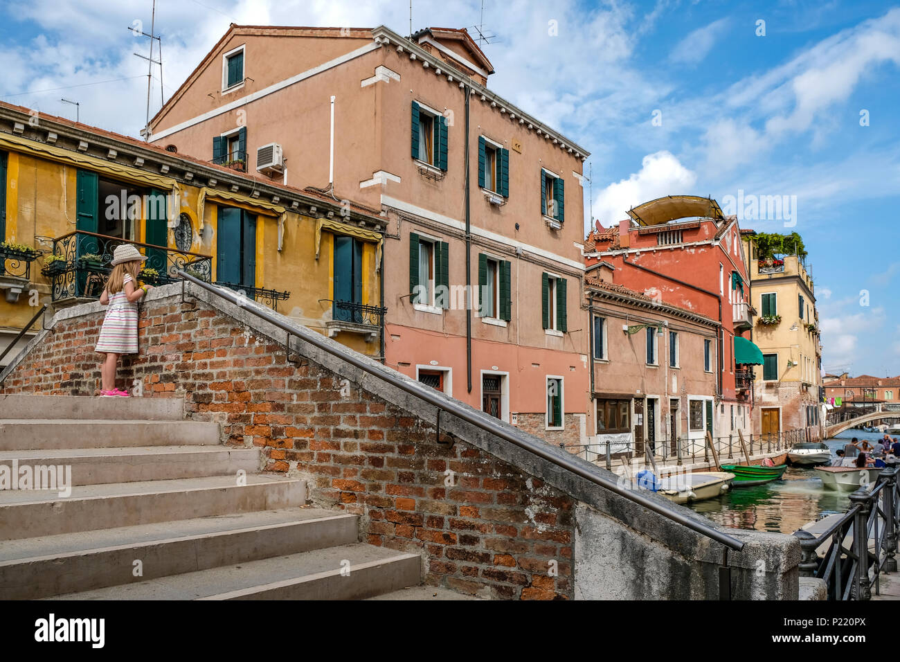 Ragazza giovane esplora le tranquille piazze e le piazze principali di Venezia, Italia. Una bella vacanza in famiglia ubicazione Foto Stock